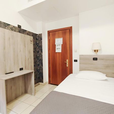 Hotel Mondial Milan Exterior photo