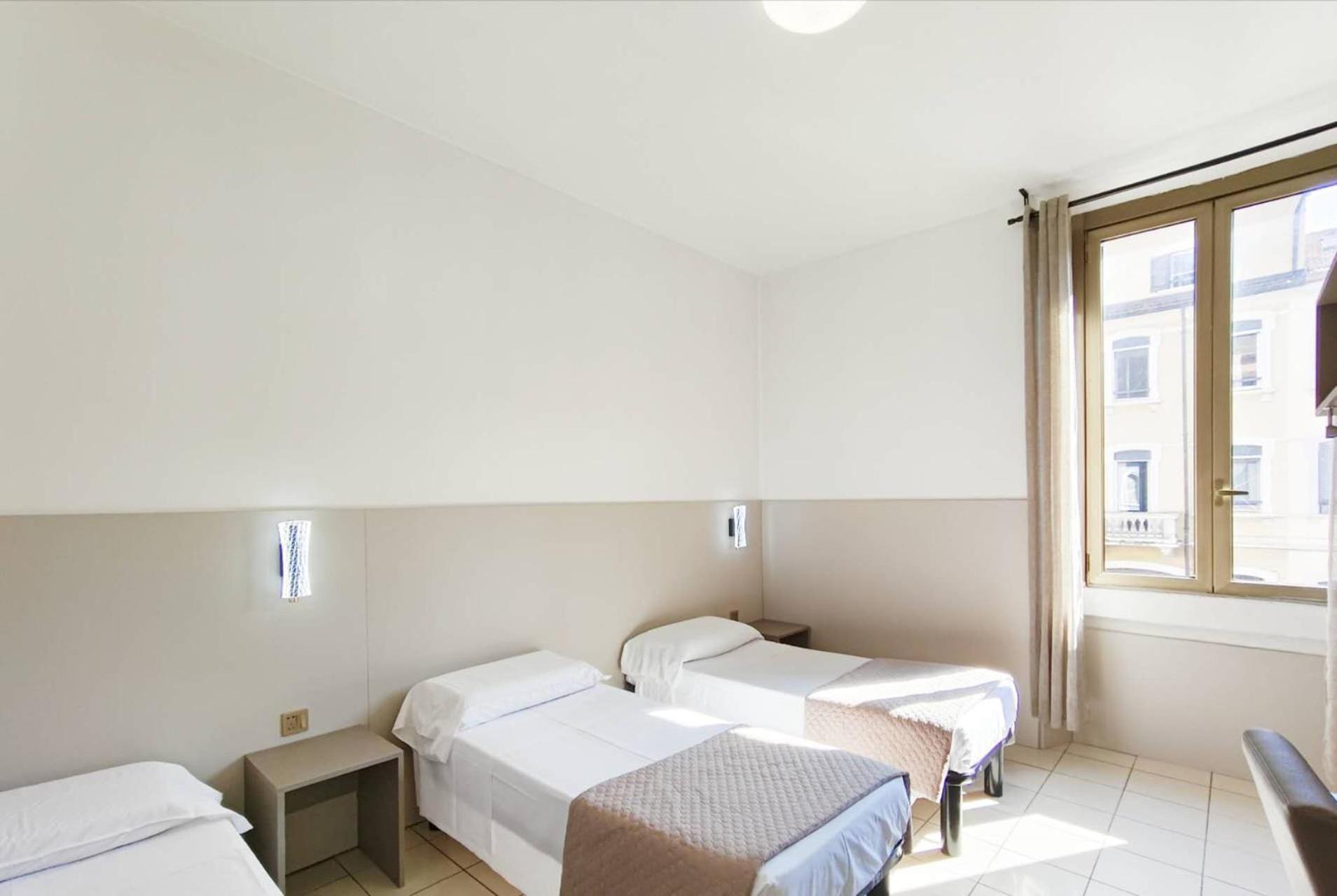 Hotel Mondial Milan Exterior photo