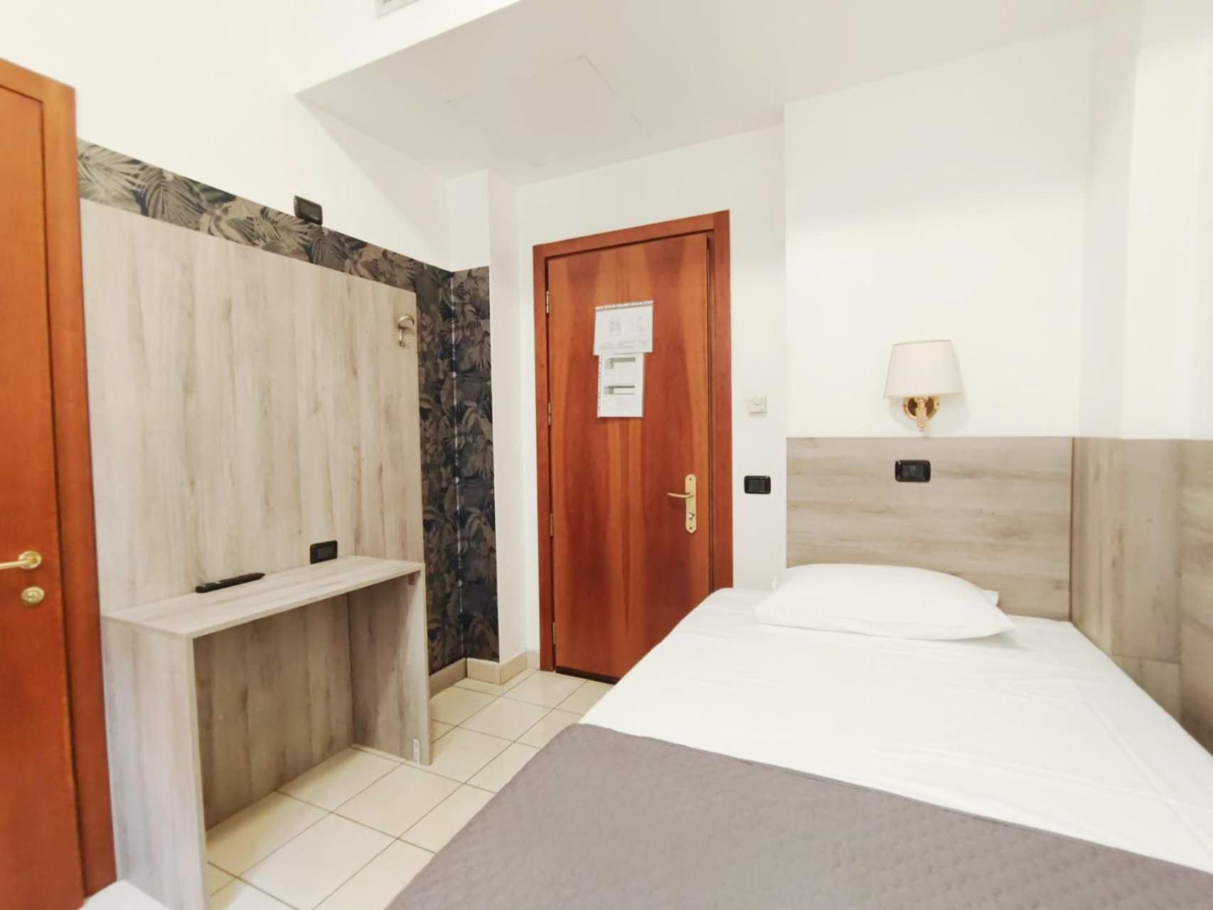 Hotel Mondial Milan Exterior photo